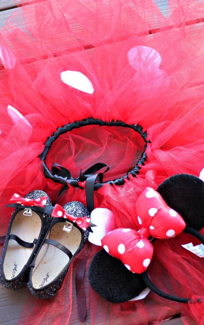 This adorable no sew Minnie Mouse costume is super easy to make, won't break the bank, and looks super cute! Includes step by step instructions for the tutu and the bows, and materials information with shopping lists.